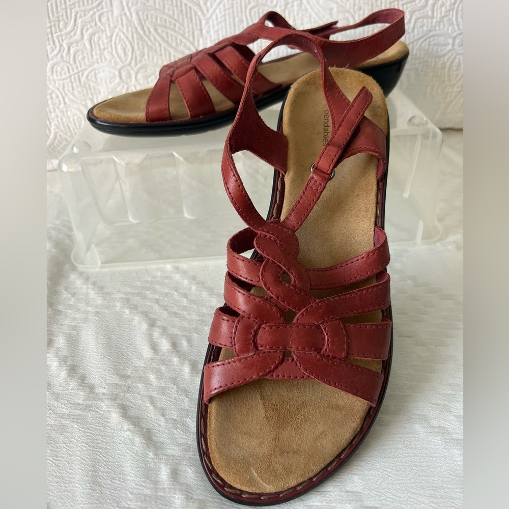 Clark’s Red Bendables Sandals Women’s Size 8.5
